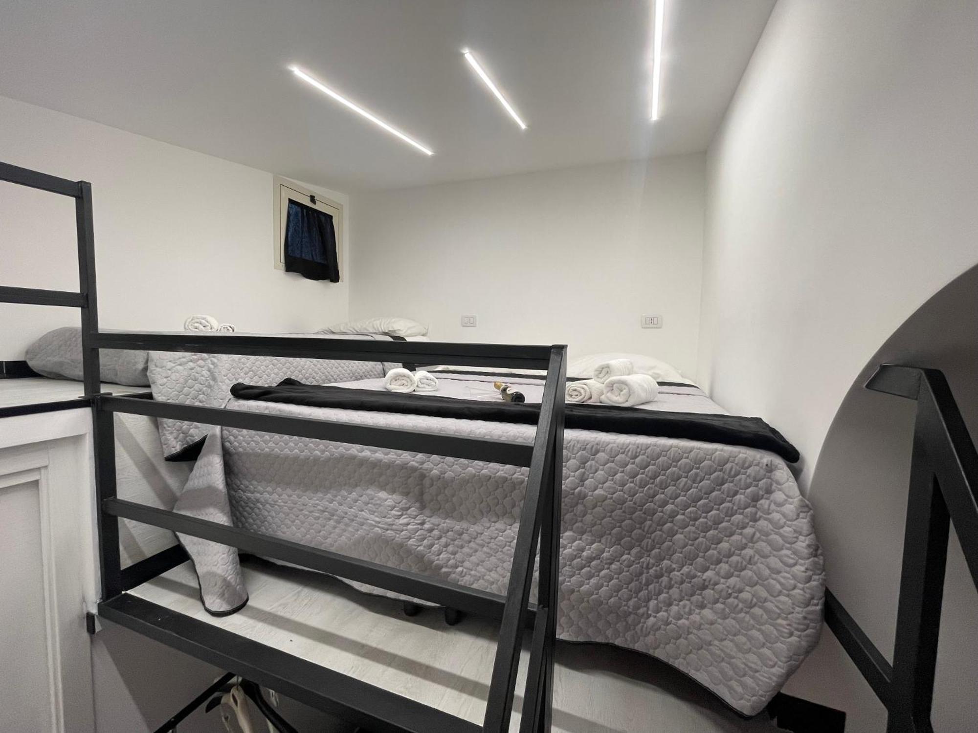 Отель Lux House Naples Airport Экстерьер фото