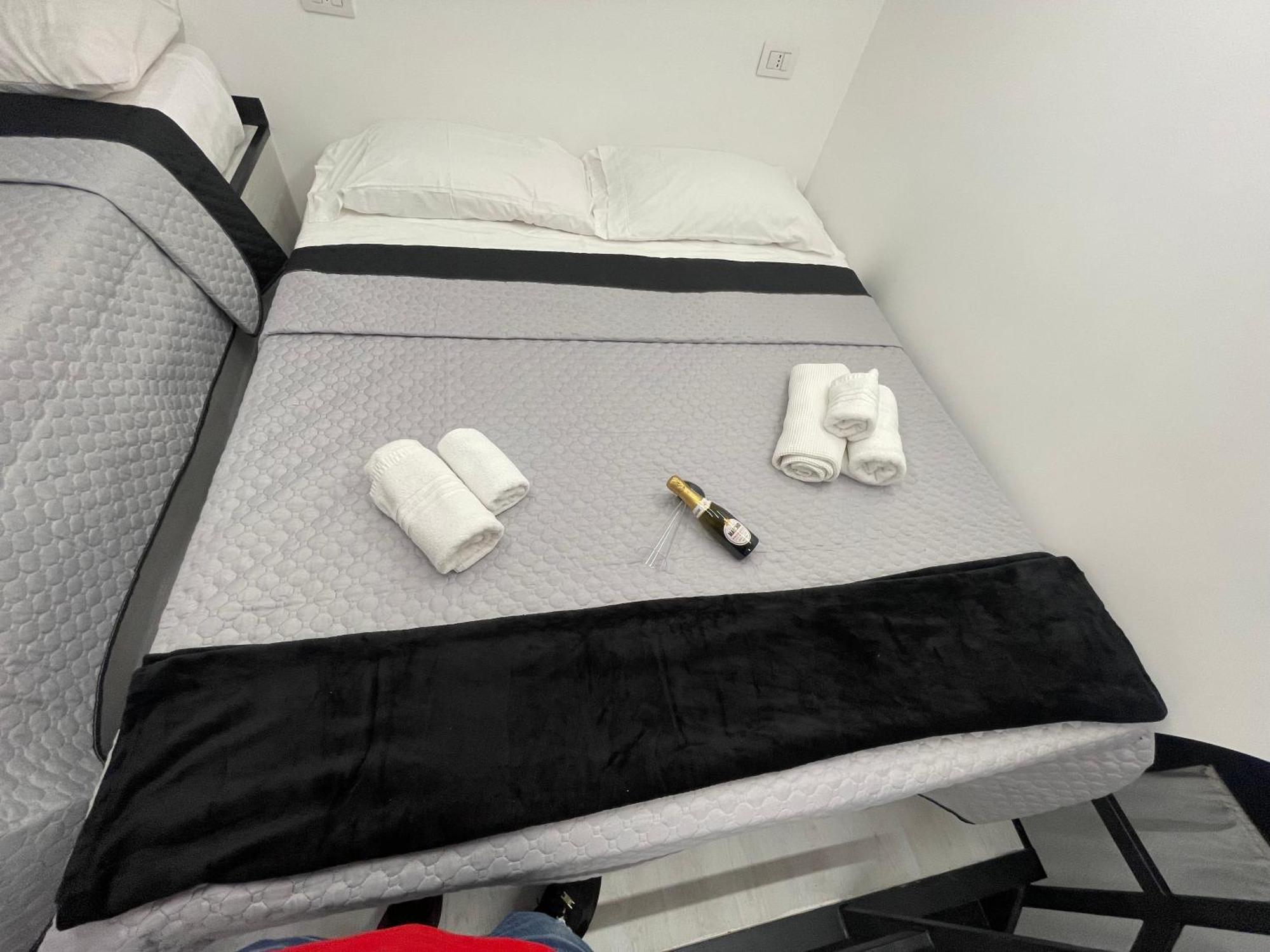 Отель Lux House Naples Airport Экстерьер фото