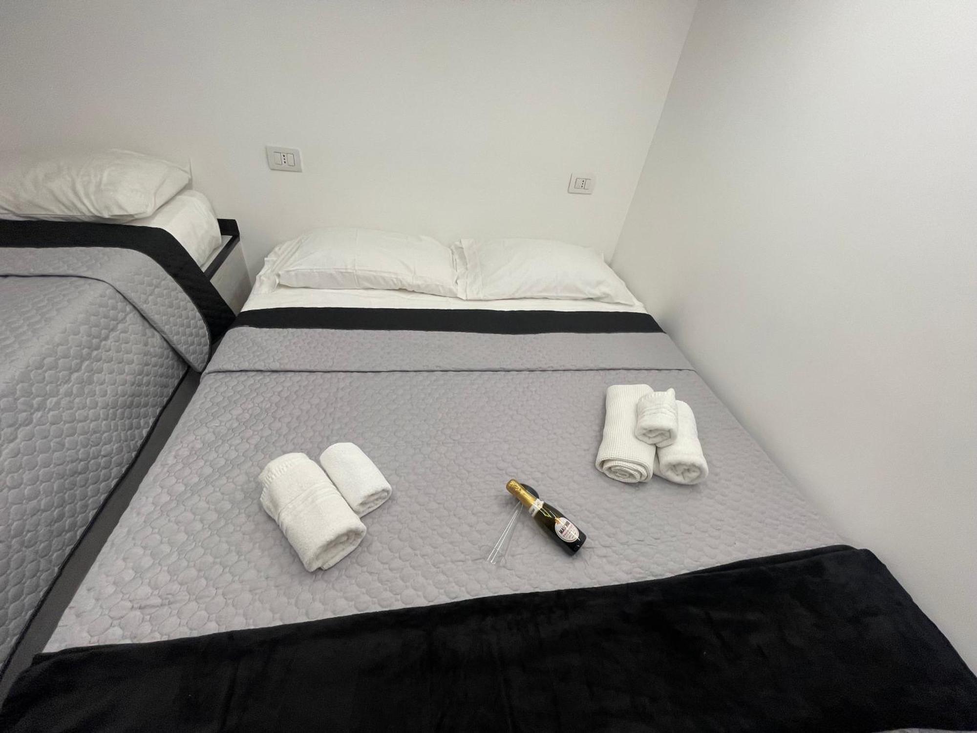 Отель Lux House Naples Airport Экстерьер фото