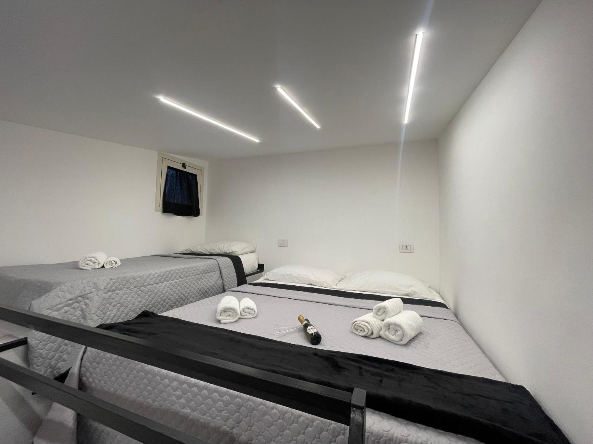 Отель Lux House Naples Airport Экстерьер фото