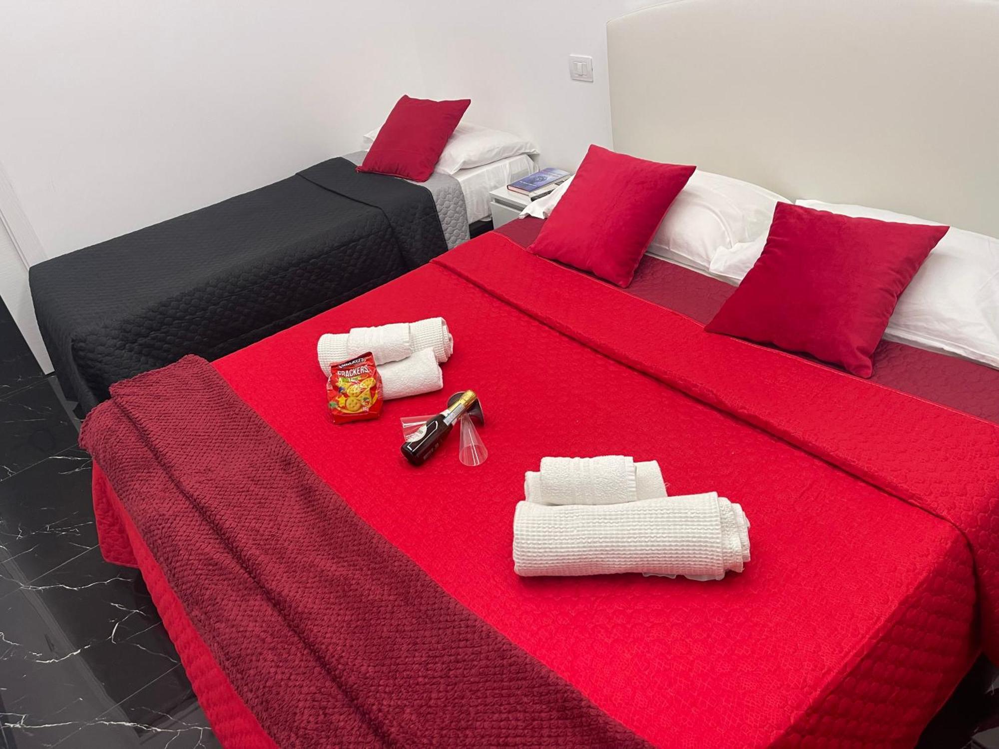 Отель Lux House Naples Airport Экстерьер фото