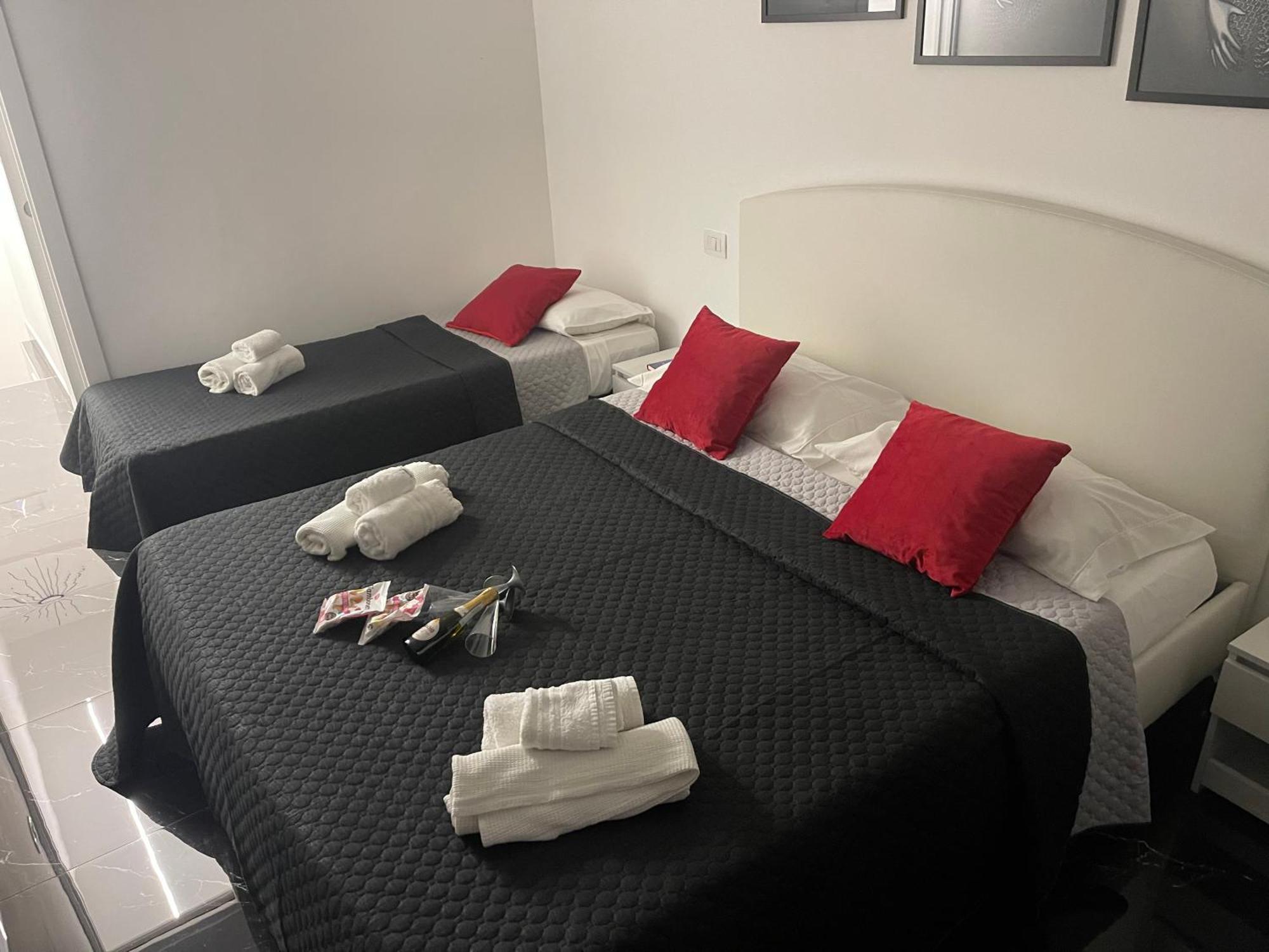 Отель Lux House Naples Airport Экстерьер фото
